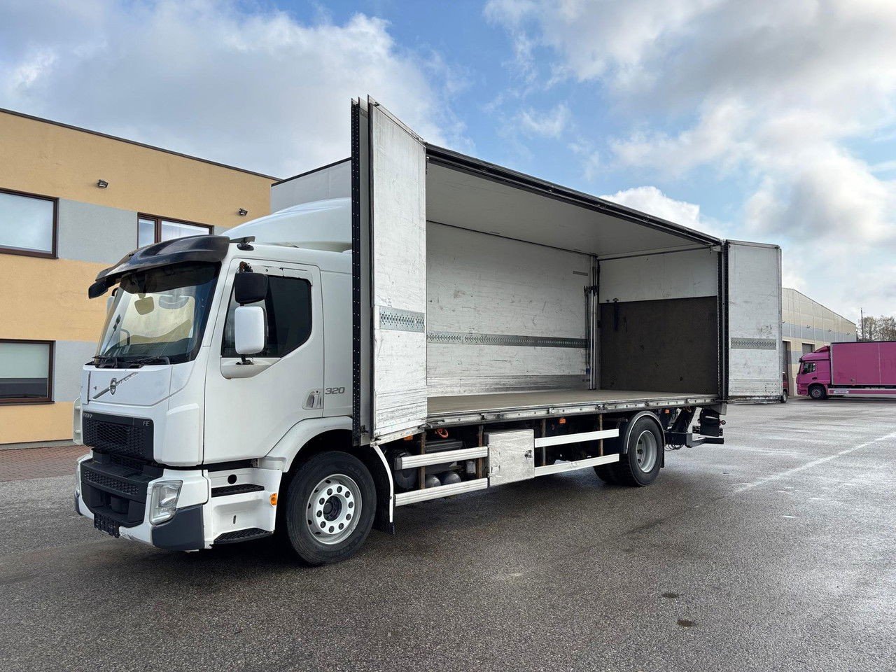 Volvo FE 320 + Side Opening (FE 320 )