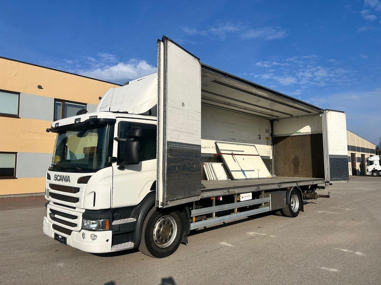 Scania P320 4×2 Euro6 + Side Opening + Lift (P320 )
