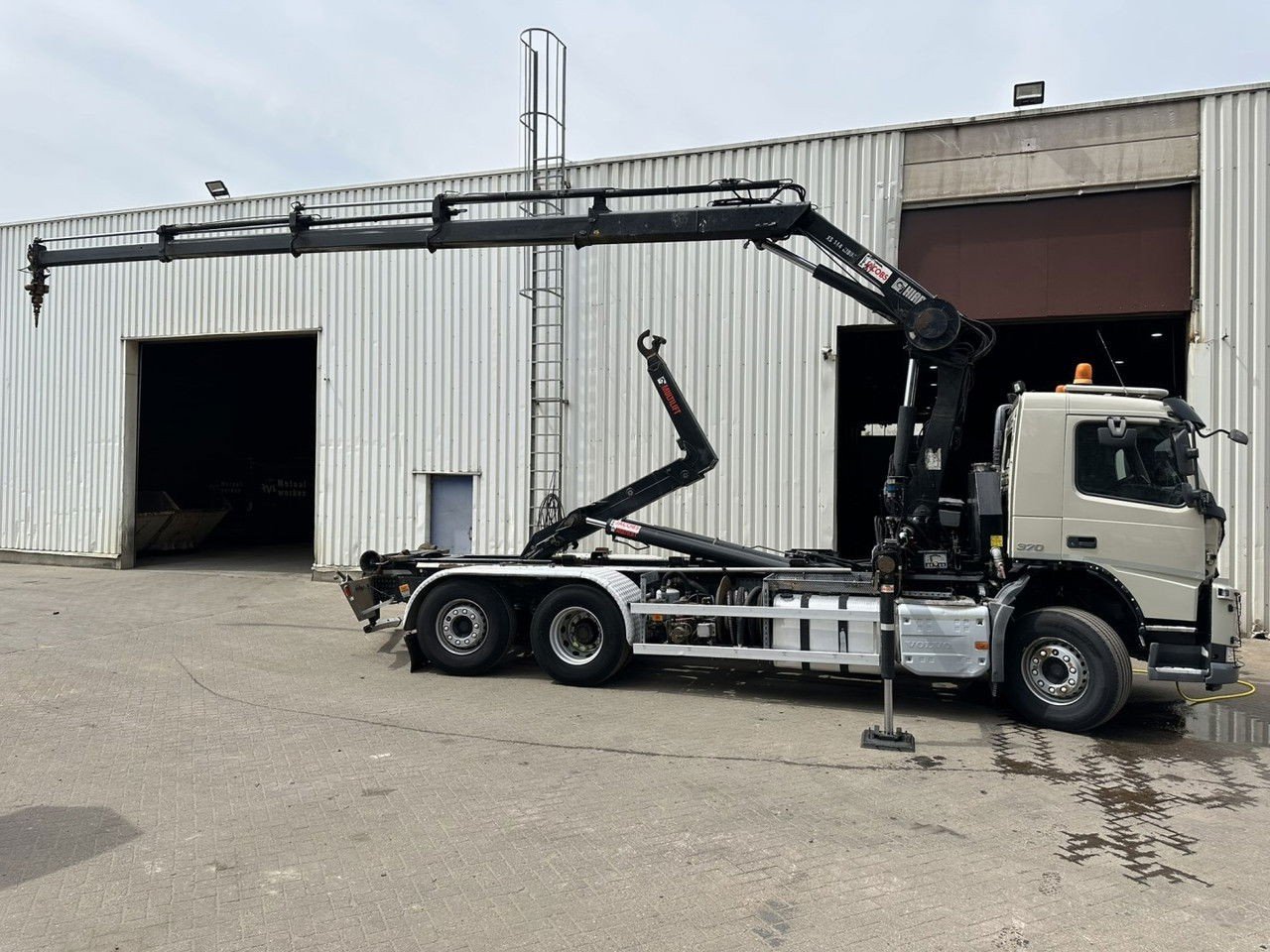 Volvo FM 370 6×2 Hooklift 21T + Crane Hiab 144 E-4 Hiduo – Engine / Gearbox OK – Chassis OK – Running + Driving – BE Truck (FM 370 )