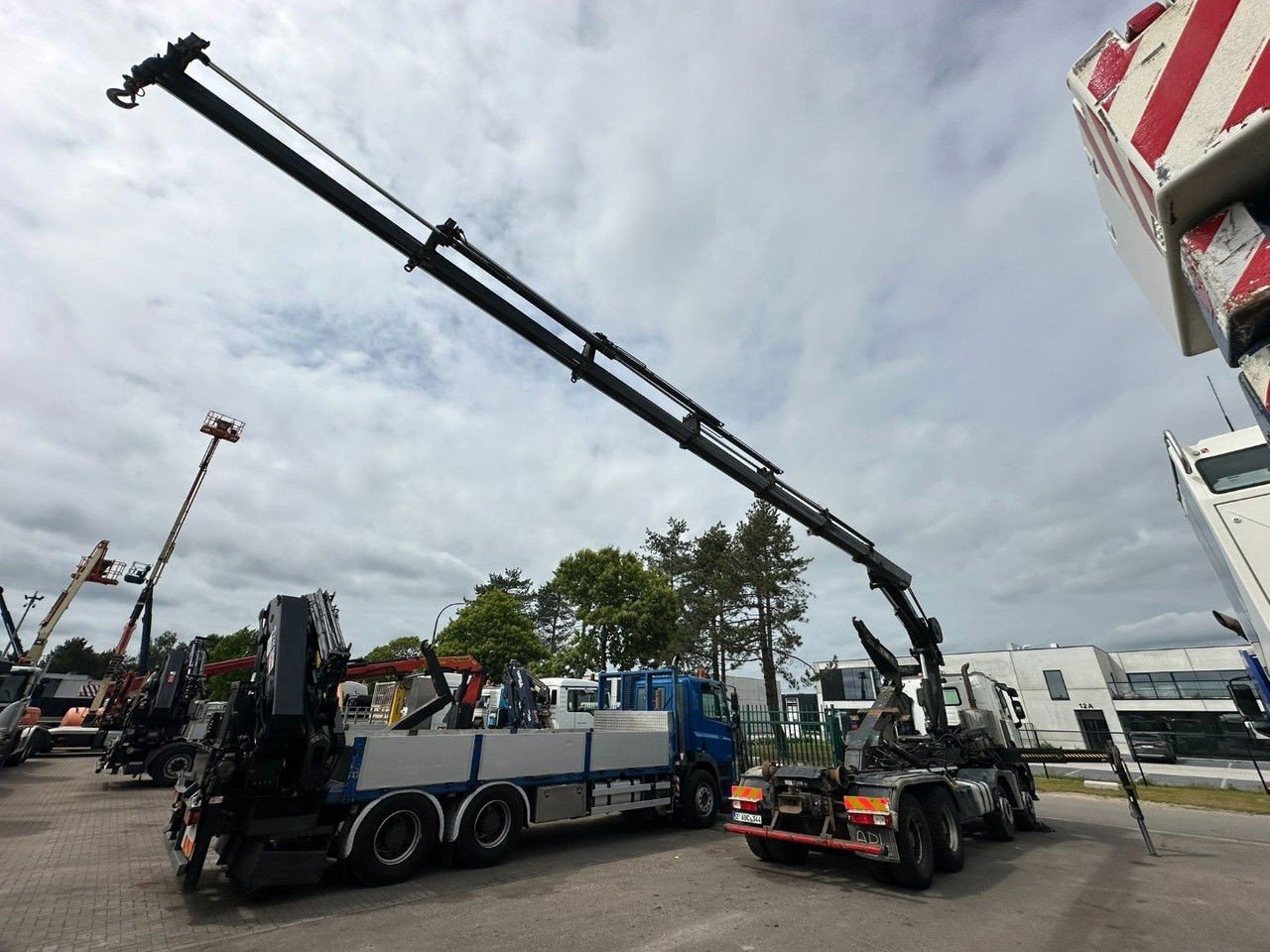 Renault C460 8×4 Hooklift + Crane Hiab 288 E-6 Hiduo – Radio – 5/6 F – Steel Spring / HUB Reduction (C460 )
