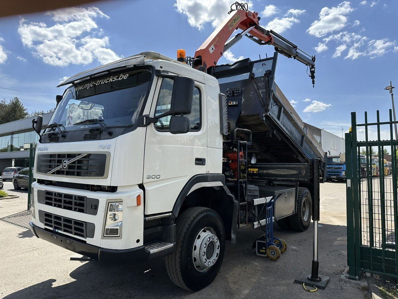 Volvo FM 300 4×4 Tipper + Crane Palfinger PK 12000 – 339.000km – Manual – Steel Spring / BIG Axles – Euro 3 – TÜV 15/10/2025 (FM 300 )