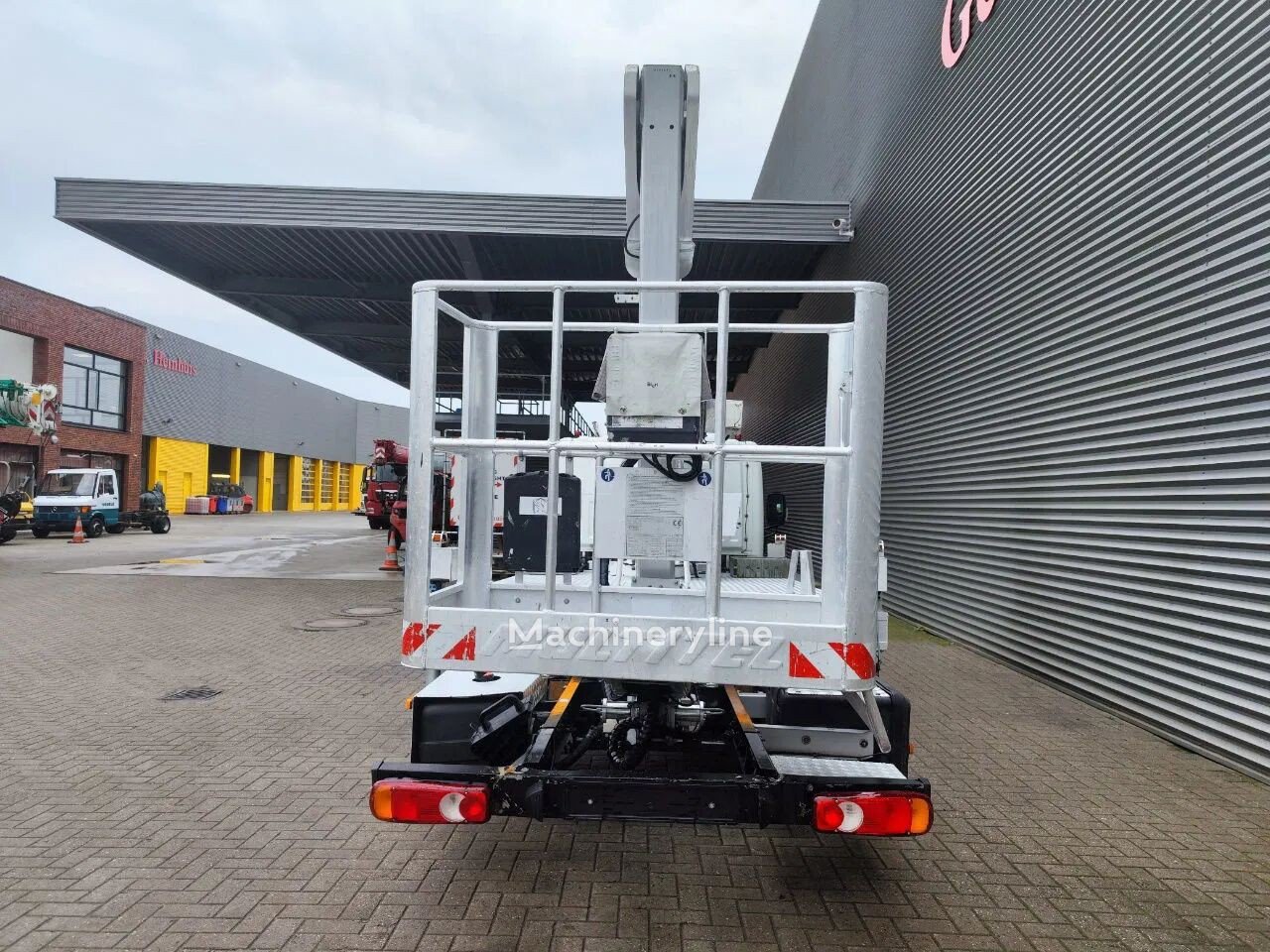 Nissan (Cabstar 35.12 NT400 Multitel MJ201 )