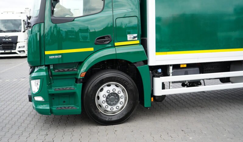
								Mercedes-Benz Actros 1833 4×2 Caja Cerrada con Trampilla full									