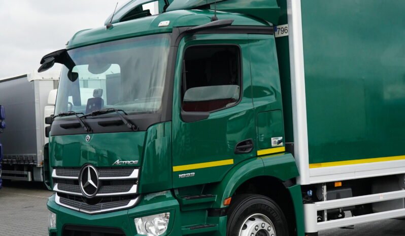 
								Mercedes-Benz Actros 1833 4×2 Caja Cerrada con Trampilla full									