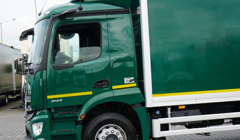 
								Mercedes-Benz Actros 1833 4×2 Caja Cerrada con Trampilla full									