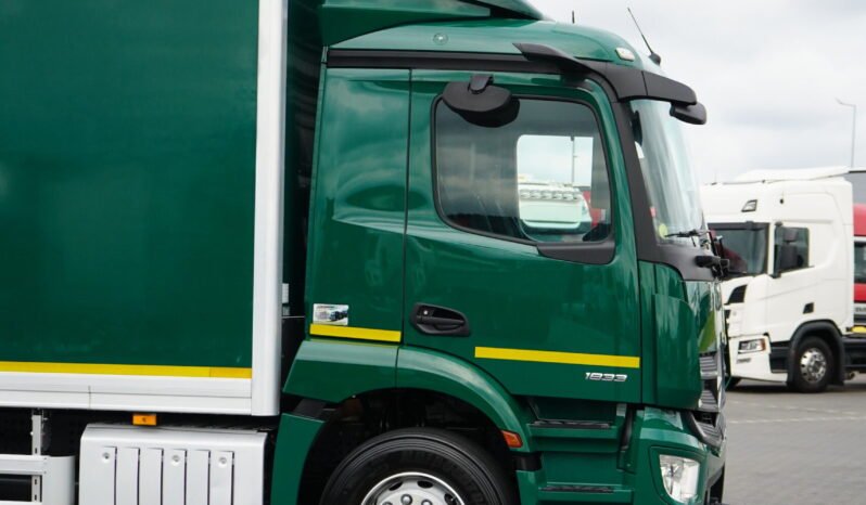 
								Mercedes-Benz Actros 1833 4×2 Caja Cerrada con Trampilla full									