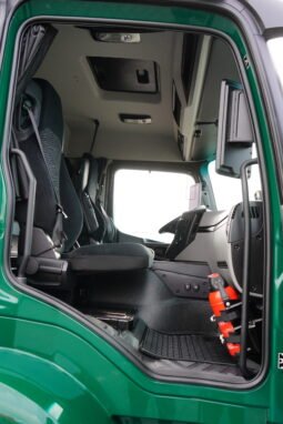 
										Mercedes-Benz Actros 1833 4×2 Caja Cerrada con Trampilla full									