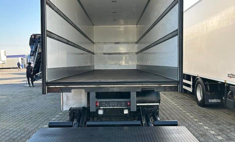 
								Volvo FM 460 6×2 Isotermo con Plataforma full									
