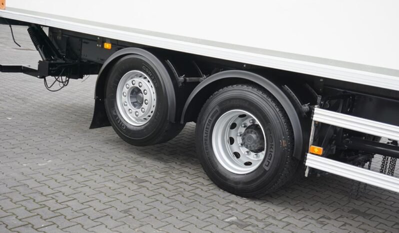 
								Volvo FM 460 6×2 Isotermo con Plataforma full									