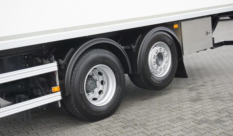 
								Volvo FM 460 6×2 Isotermo con Plataforma full									