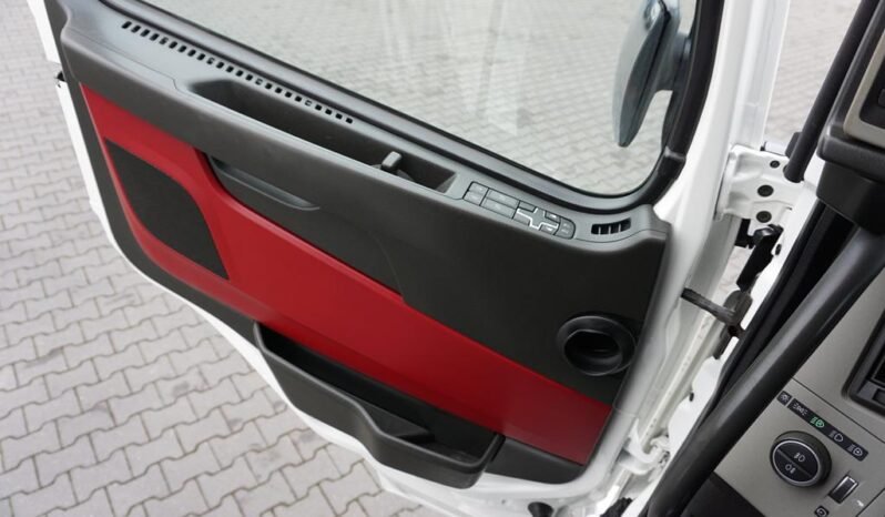 
								Volvo FM 460 6×2 Isotermo con Plataforma full									