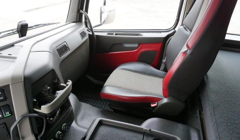 
								Volvo FM 460 6×2 Isotermo con Plataforma full									