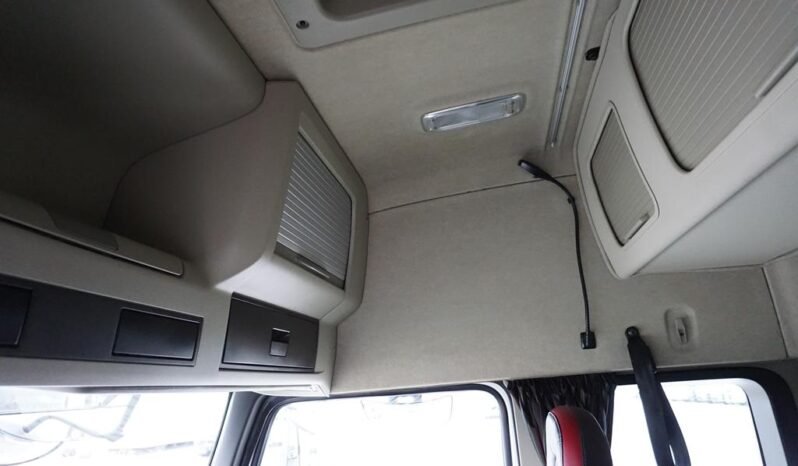 
								Volvo FM 460 6×2 Isotermo con Plataforma full									