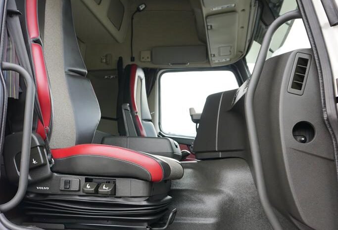 
								Volvo FM 460 6×2 Isotermo con Plataforma full									